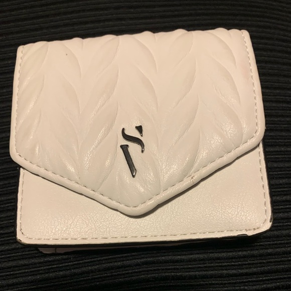 Simply Vera Vera Wang Small White Vegan Leather Womens Snap Closure Wallet EUC - Picture 1 of 6